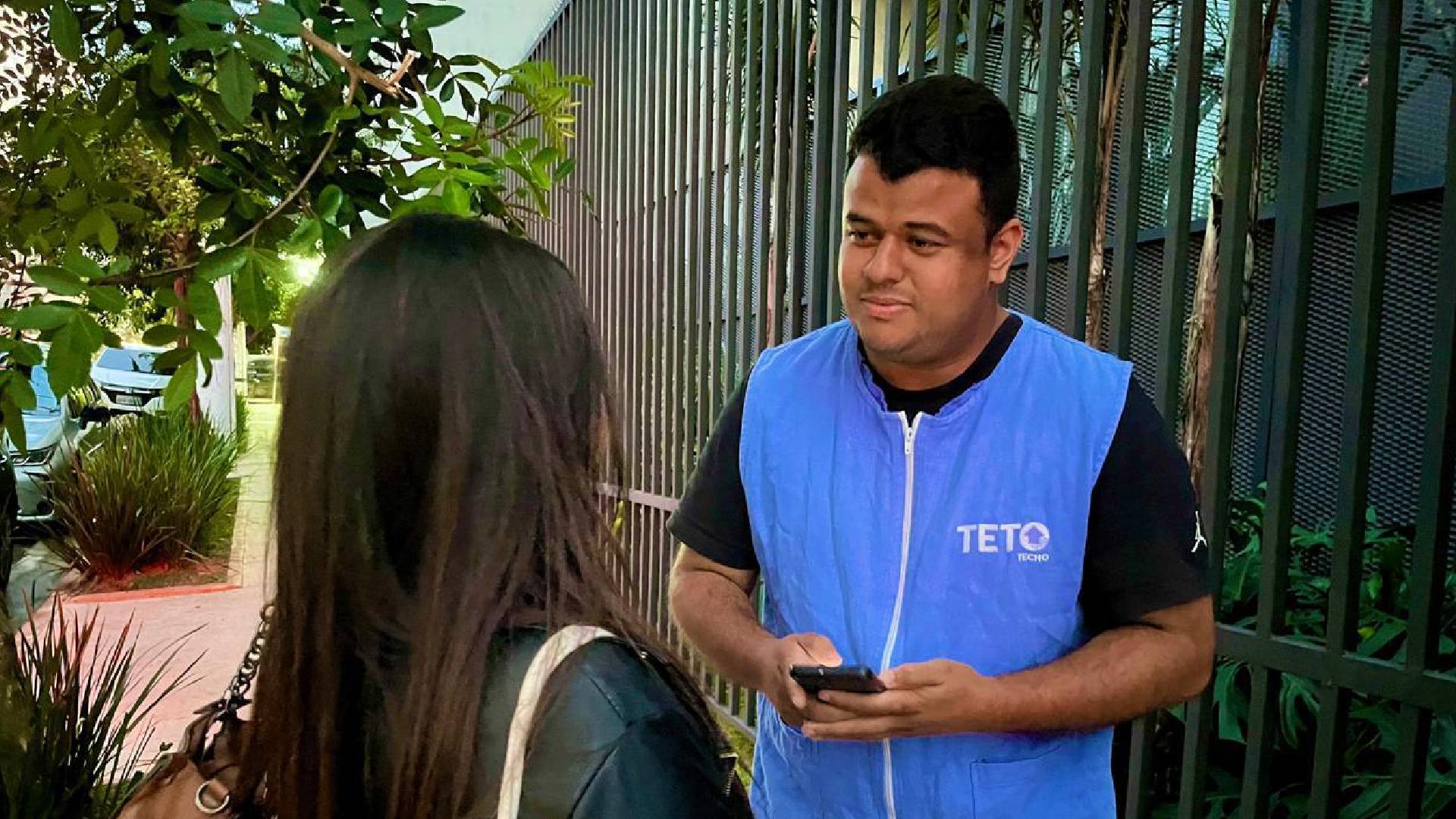 captador de recursos da TETO conversando com uma pessoa